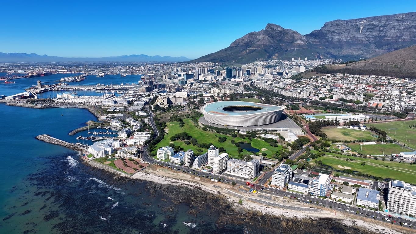 Cape Town Skyline, a reason why many Americans are considering the South Africa Skilled Worker Visa, if it becomes available.