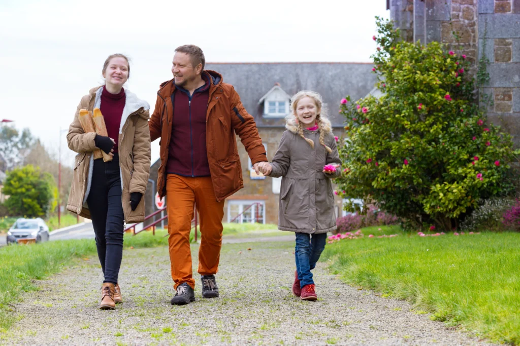 A Surge in Americans Applying for Residency in the Netherlands Amid New U.S Presidential Reforms Threatening Liberal Values 2 dad-and-two-daughters-stroll-around-the-old-city-scaled