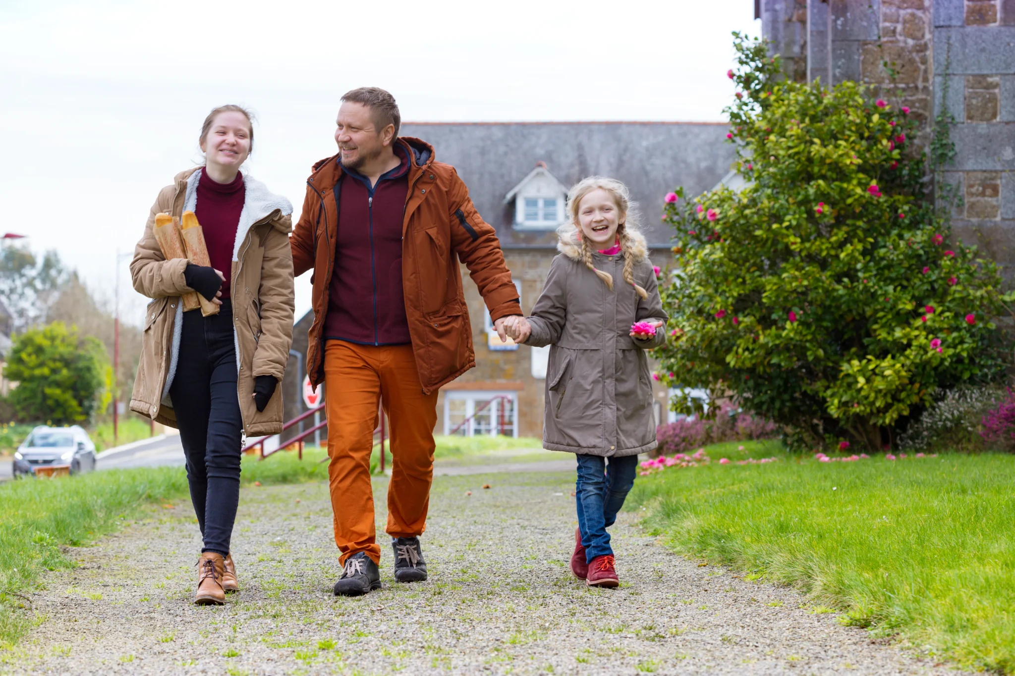 dad-and-two-daughters-stroll-around-the-old-city-scaled