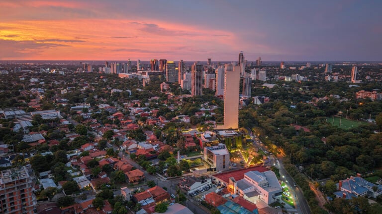 American Emigration Revue 21 Aerial sunset view of Asunción, Paraguay, where Paraguay residency applications hit a record 47,687 in 2025 as Americans joined a 63% surge