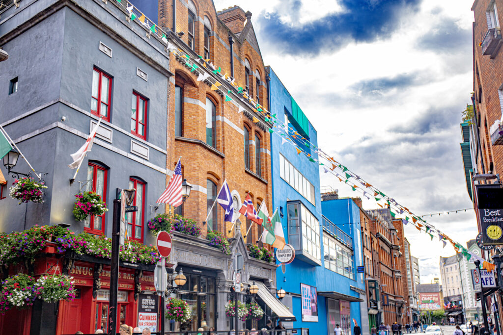 Dublin temple bar street Irland, a popular hang out destination for US citizens moving to Ireland.