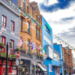 Dublin temple bar street Irland, a popular hang out destination for US citizens moving to Ireland.